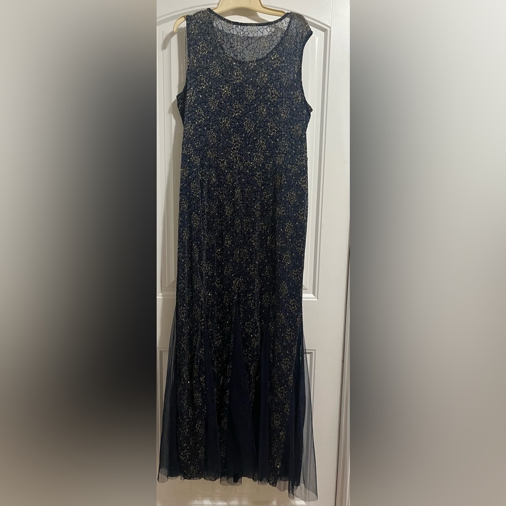 Chic Floral Sleeveless Maxi Dress
Navy Blue metallic gold